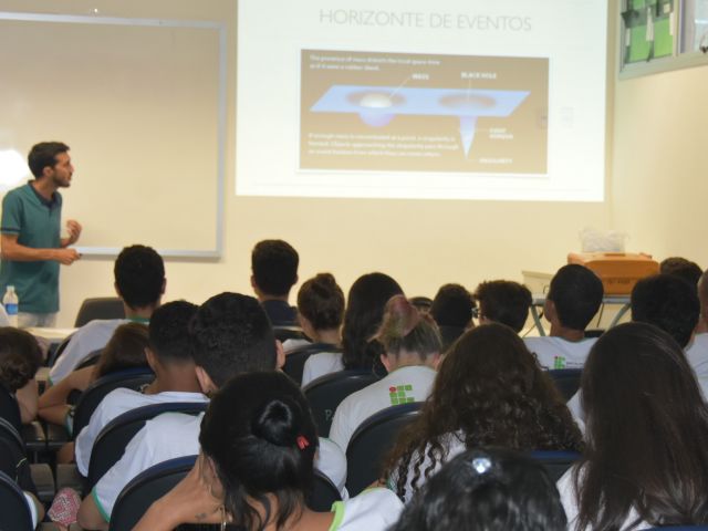 Campus Vitória sedia palestra sobre buraco negro