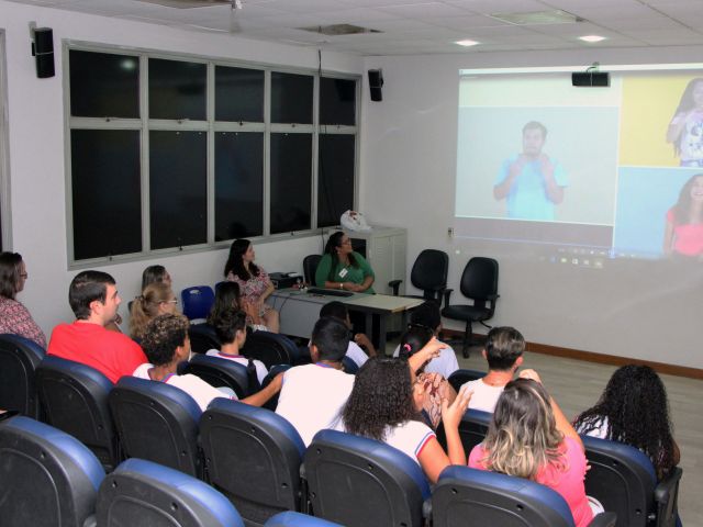 Estudantes surdos visitam o Campus Vitória