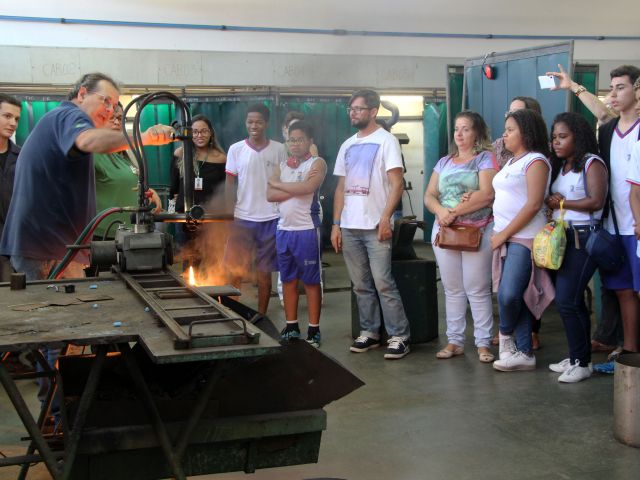 Estudantes surdos visitam o Campus Vitória