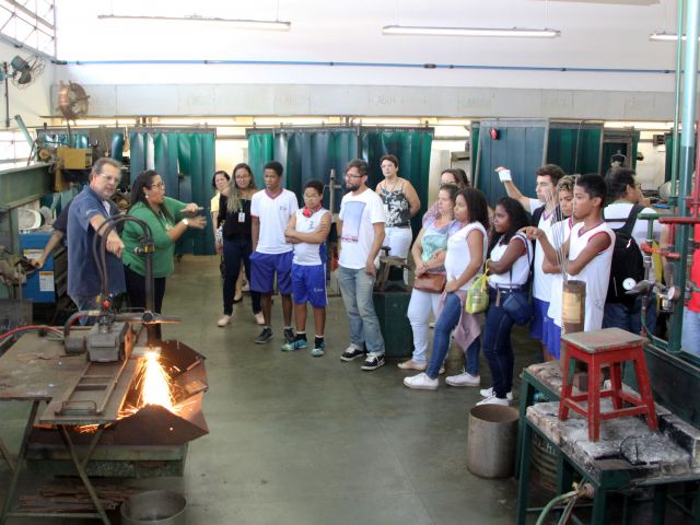 Estudantes surdos visitam o Campus Vitória