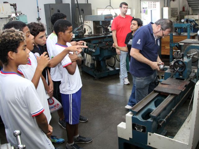 Estudantes surdos visitam o Campus Vitória