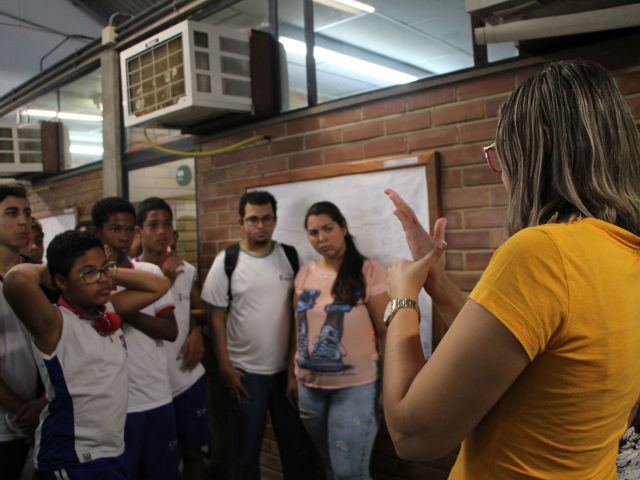 Estudantes surdos visitam o Campus Vitória