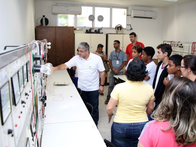 Estudantes surdos visitam o Campus Vitória