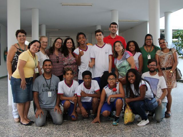 Estudantes surdos visitam o Campus Vitória