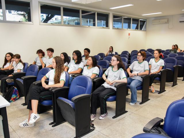 Estudantes oferecem oficina sobre internacionalização do Ensino Médio
