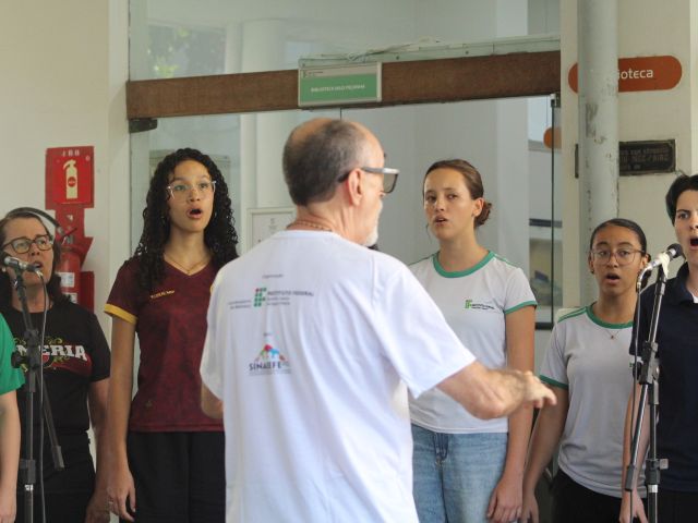 Campus Vitória realiza Semana do Livro, da Biblioteca e do Servidor