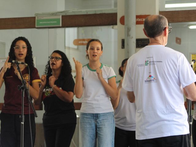 Campus Vitória realiza Semana do Livro, da Biblioteca e do Servidor
