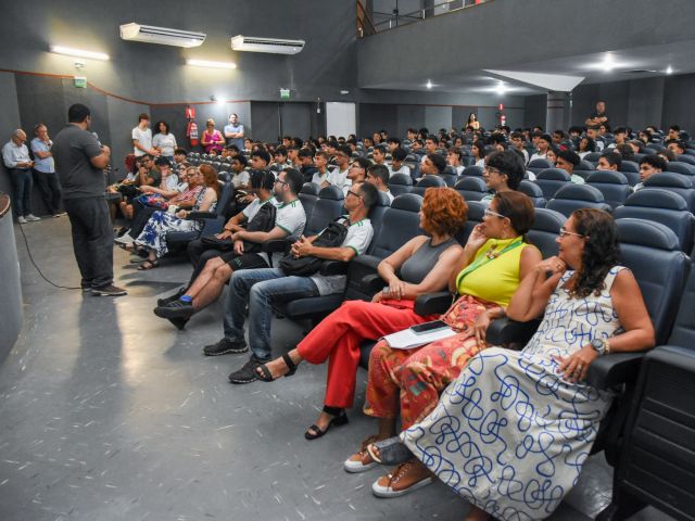 Estudantes novos são recebidos com programação especial em 6 de fevereiro