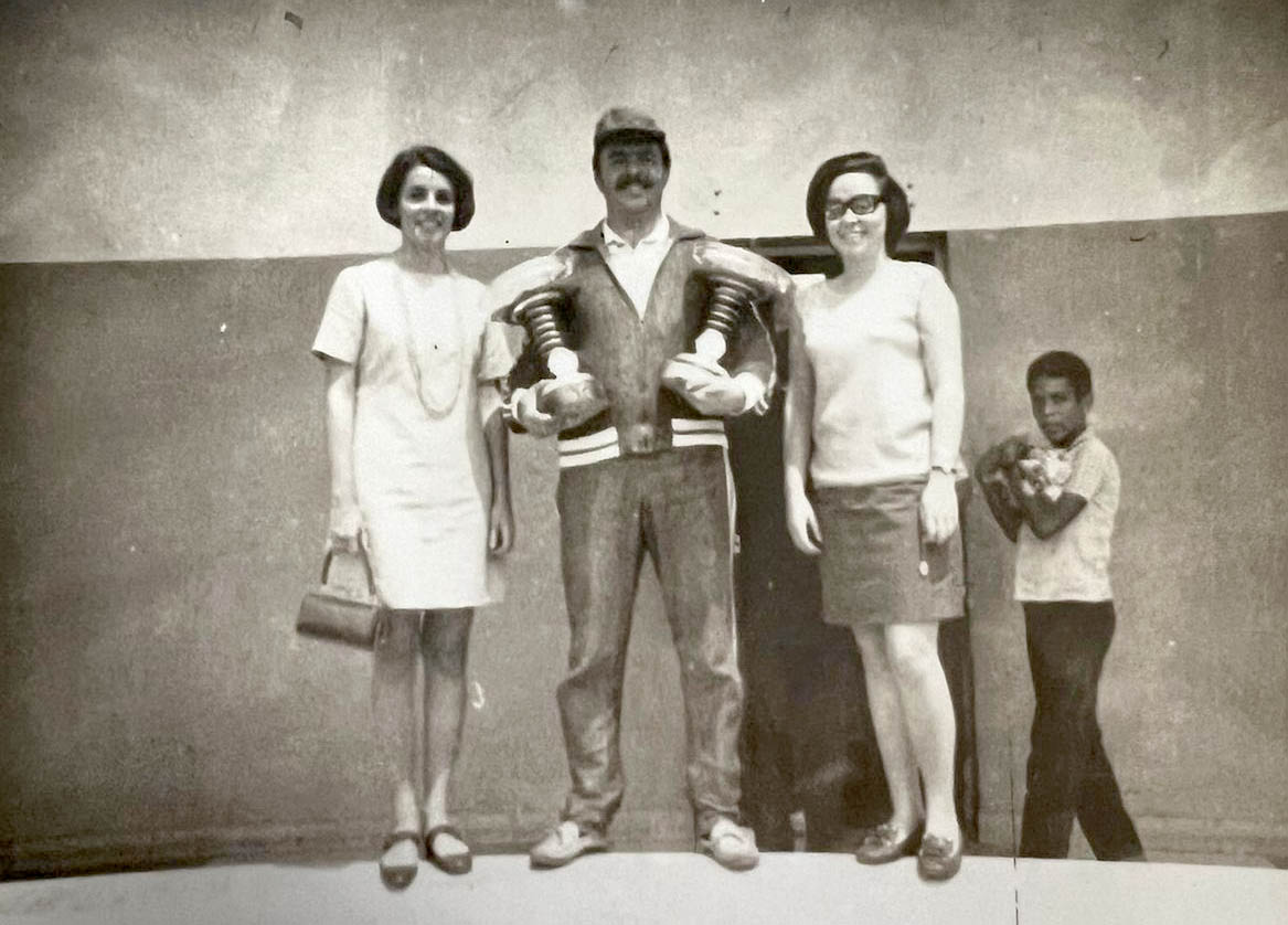 Dr. Mauro Borges e amigas, ele segurando troféus do Jebei 1968.