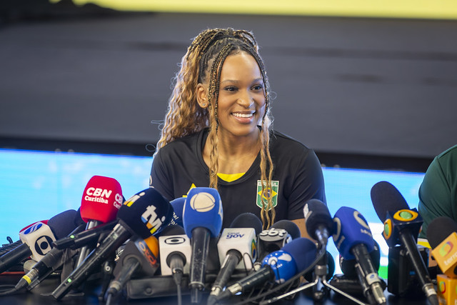 A ginasta Rebeca Andrade falando em uma coletiva de imprensa.