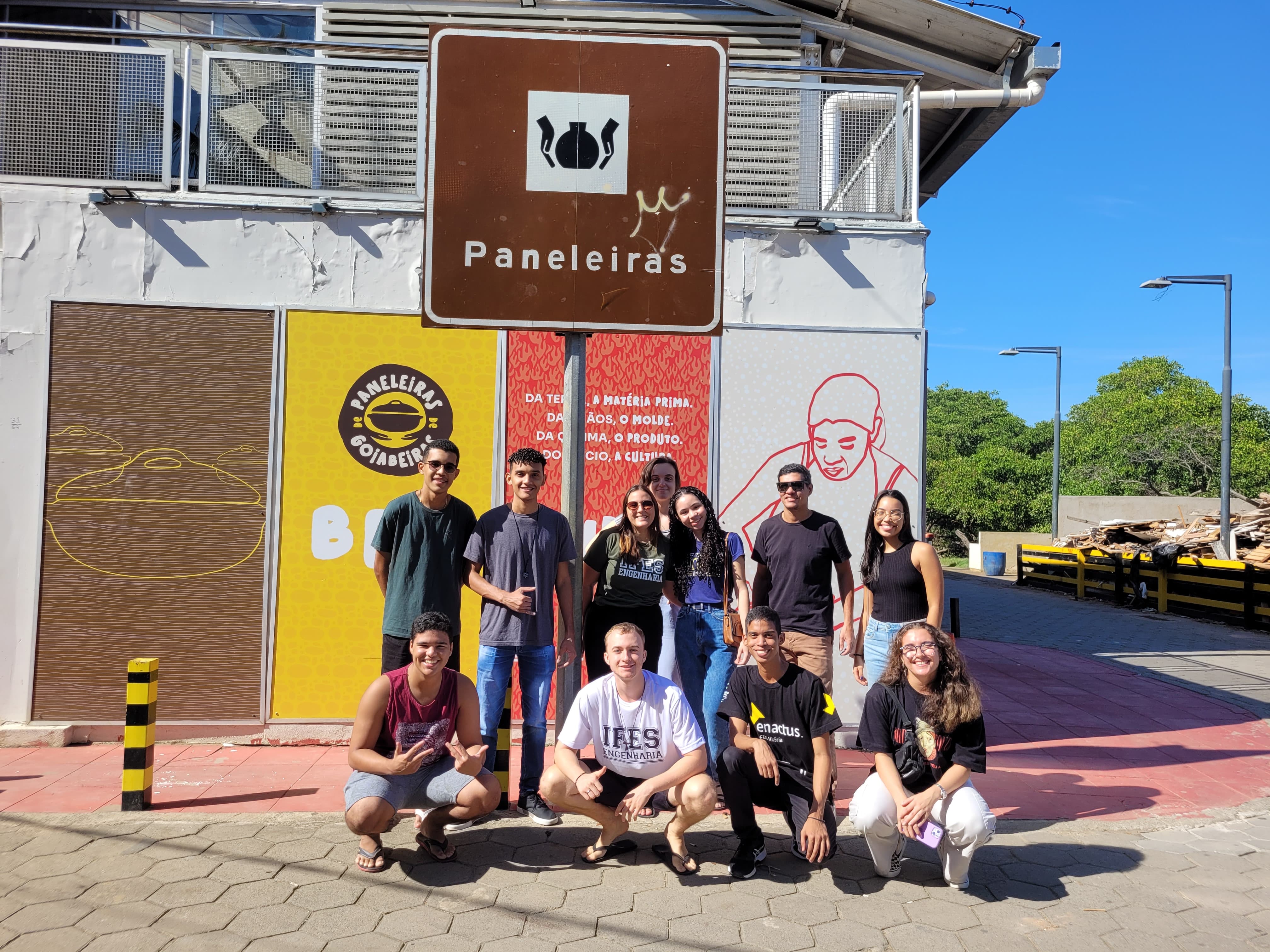 enactus posando em frente ao galpão das paneleiras em Goiabeiras.